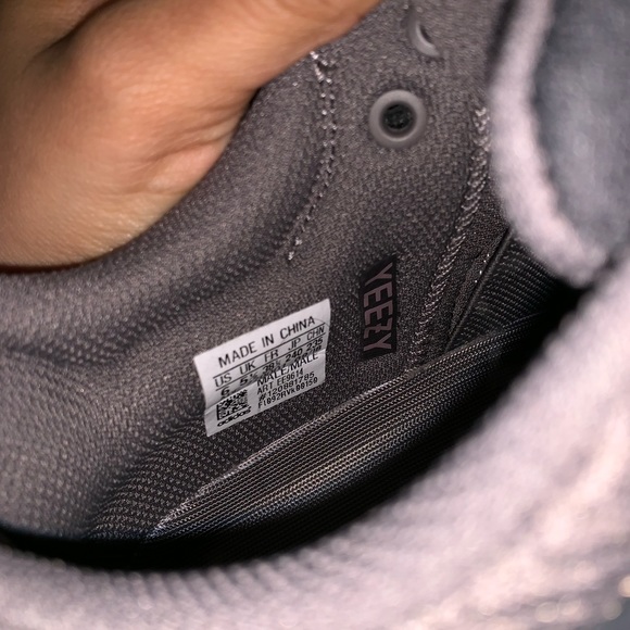 Yeezy Boost 700 Mauve - Picture 3 of 3